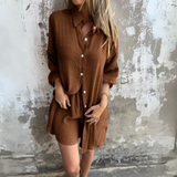 NORA™ – AFSLAPPET ENSFARVET BLUSE- OG SHORTS-SÆT