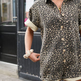 NONETTE™ – SKJORTEKJOLE MED LEOPARDPRINT OG STILSIKKERT UDTRYK