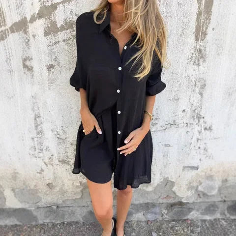 NORA™ – AFSLAPPET ENSFARVET BLUSE- OG SHORTS-SÆT
